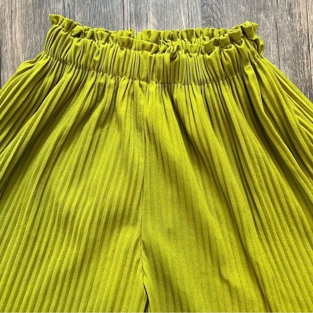Women’s Pleated High Waist Green Loose Fit Shorts Size XS - Picture 3 of 5